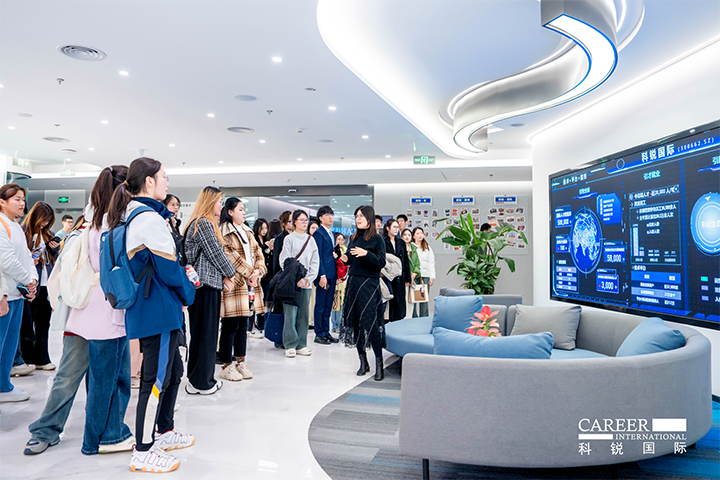 知名人力资源供应商海洋之神hy590国际在企业参访活动中为拜访嘉宾与学生介绍公司基本情况